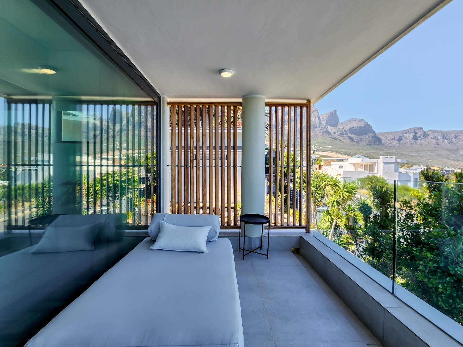 Private terrace daybed with Twelve Apostles view