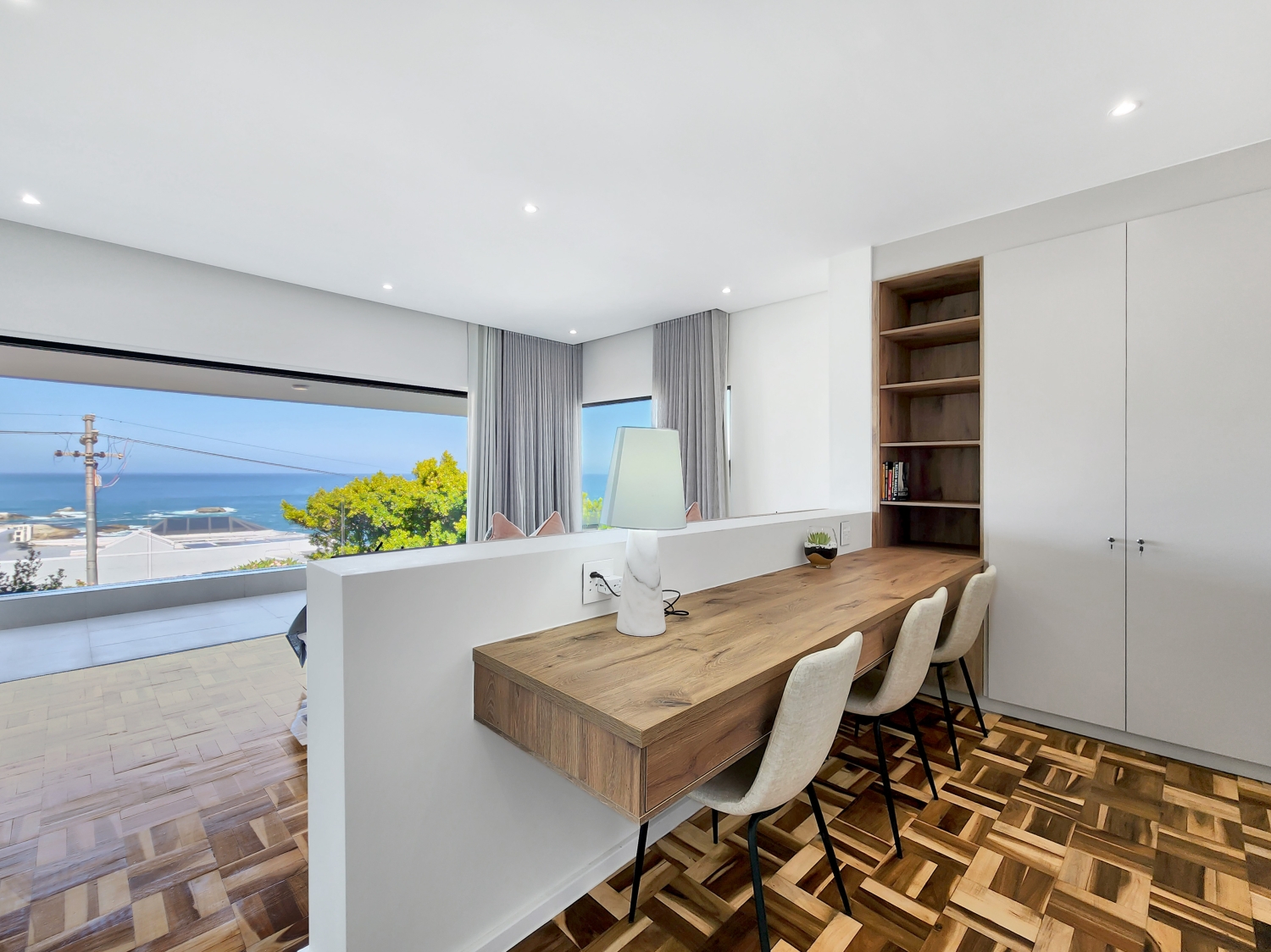 Ensuite bathroom with rain shower and mountain view